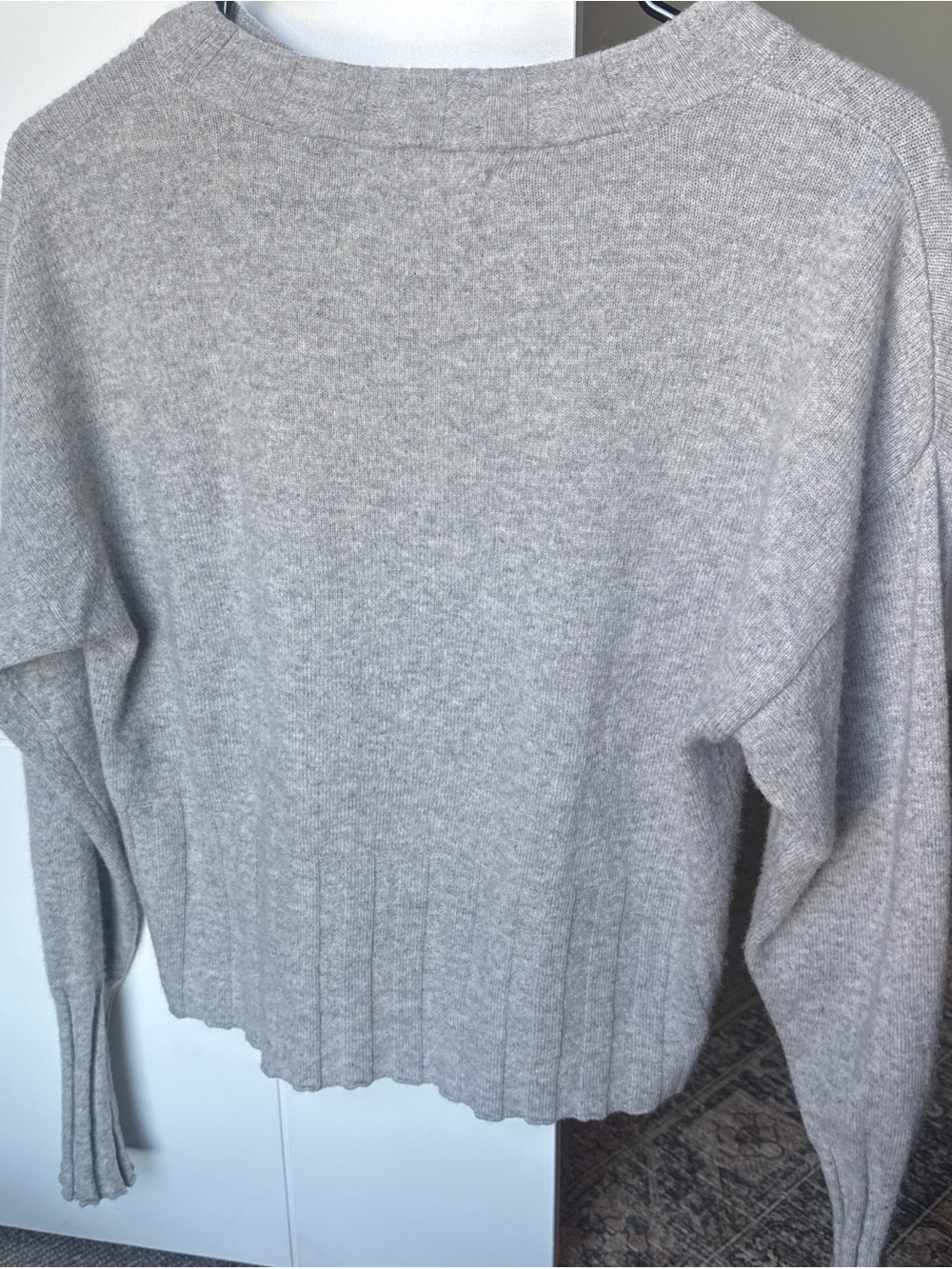 100% Cashmere Gray Women's Sweater - Classic Crewneck - Picture 4 of 4